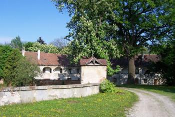 Tovačov - část hospodářských budov zámku. (© Ivo Rozehnal, 05/2010)