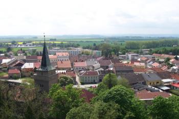 Tovačov - Pohled z věže na vstupní bránu s vížkou, za ní uprostřed historické náměstí a za ním sídliště. (© Ivo Rozehnal, 05/2010)