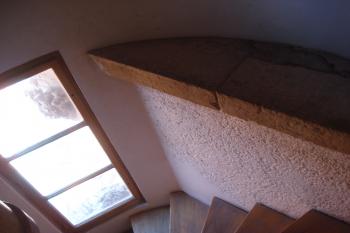 dříve venkovní římsa tehdejší gotické původní kaple (© Jaromír Schoffer, 08/2010)