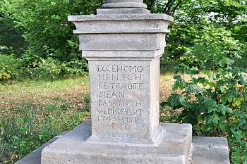 Sloup se sochou Ecce homo v Krompachu v okrese Česká Lípa. (© Pavel Vítek 09/2022)