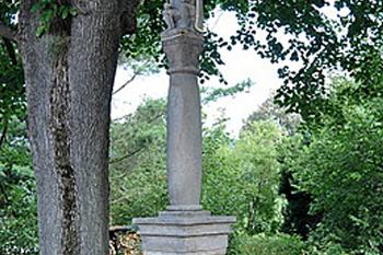 Sloup se sochou Ecce homo v Krompachu v okrese Česká Lípa. (© Pavel Vítek 09/2022)