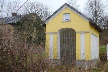 Kaple Čtrnácti svatých pomocníků v obci Dubnice v okrese Česká Lípa. (© Pavel Vítek 10/2018)