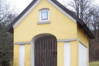 Kaple Čtrnácti svatých pomocníků v obci Dubnice v okrese Česká Lípa. (© Pavel Vítek 10/2018)