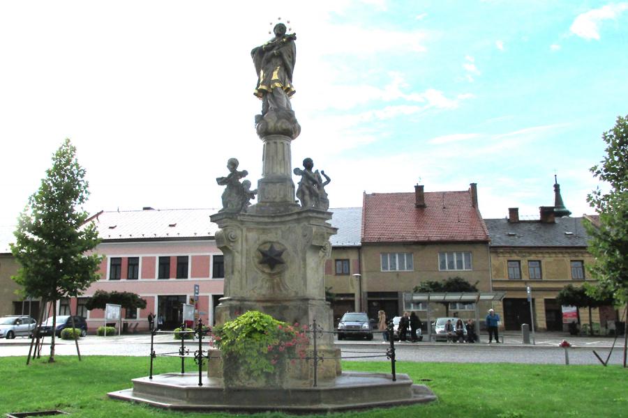 sloup se sochou sv. Jana Nepomuckého