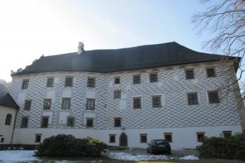 Vých.křídlo vzniklé z původní tvrze, a mající původní gotickou branku ( © Dušan Dohňanský 11/2019)