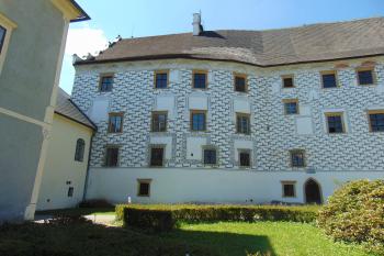Přímý nástupce původní tvrze-jižní zaoblená část vých. křídla renesančního zámku (© Dušan Dohňanský  04/2023)