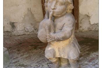 Socha na nádvoří (© Jan Klapetek 07/2006)