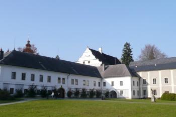 celkový pohled na zámekcý areál od jihovýchodu ( © Jan P. Štěpánek 11/2008)