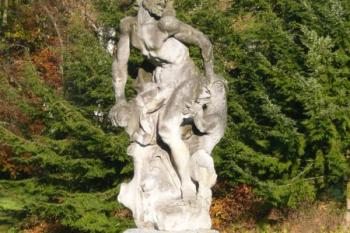 jedna ze soch v zámeckém parku ( © Jan P. Štěpánek 10/2008)