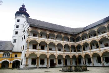 část severního a zapadní křídlo renesančního zámku s arkádami a věží ( © Jan P. Štěpánek 10/2008)