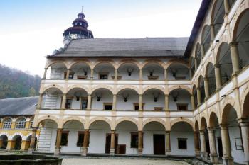 pohled od východního na západní křídlo renesančního zámku s arkádami ( © Jan P. Štěpánek 10/2008)