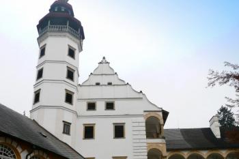 štít severního křídla zámku s věží ( © Jan P. Štěpánek 10/2008)