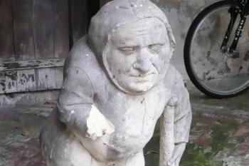 sochy bizardních postaviček stojí pod loubím barokního zámku ( © Jan P. Štěpánek 10/2008)