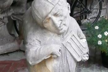 sochy bizardních postaviček stojí pod loubím barokního zámku ( © Jan P. Štěpánek 10/2008)
