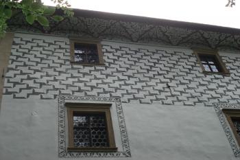 sgrafito na bočním křídle (© Jaromír Schoffer, 01/2010)