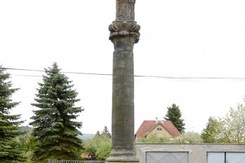 Sloup se sochou Panny Marie u Cvikova v okrese Česká Lípa (© Pavel Vítek 09/2022)