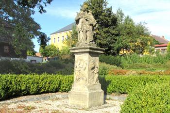 . Sousoší sv. Jana Nepomuckého a sv. Václava v Rynolticích. (© Pavel Vítek 09/2022)