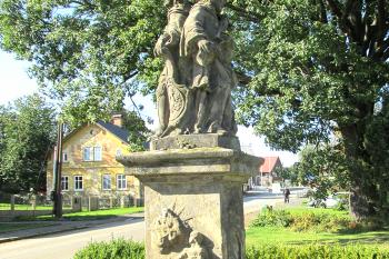 Sousoší sv. Jana Nepomuckého a sv. Václava v Rynolticích. (© Pavel Vítek 09/2022)