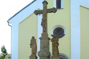 Kamenný kříž se sousoším v Haňovicích v okrese Olomouc. (© Pavel Vítek 09/2022)