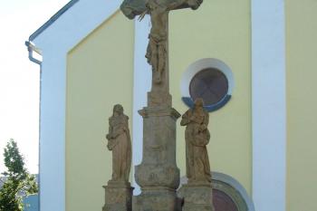 Kamenný kříž se sousoším v Haňovicích v okrese Olomouc. (© Pavel Vítek 09/2022)