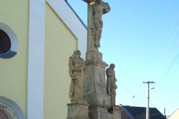 Kamenný kříž se sousoším v Haňovicích v okrese Olomouc. (© Pavel Vítek 09/2022)
