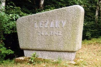 Pomník u silnice na začátku bývalé vsi (© Jiří Cukr, 02/2003)