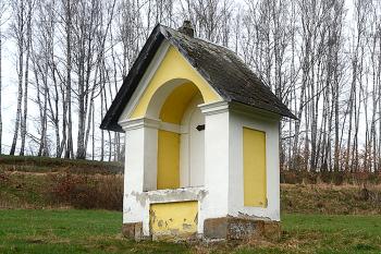 Výklenková kaplička Panny Marie Sněžné v Dubnici u Jablonného v Podještědí. (© Pavel Vítek 10/2018)
