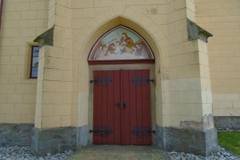 hlavní vstup v přízemí věže kostela (© Jaroslav Špiroch  07/2023)