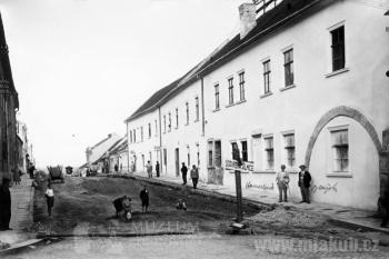 severní křídlo po odkrytí zazděného oblouku v r.1930 (© Foto Adolf Kastner, 1930)