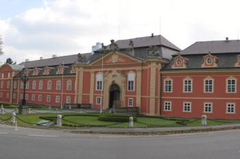 Průčelí zámku (© 2003 Jiří Čížek)