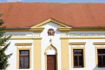 Průčelí s erbem Borčických (© Luděk Vláčil  07/2023)