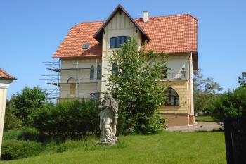 socha před východním průčelí na farní zahradě; v pozadí nová fara - secesní z roku 1911 (© Marcela Váňová  05/2023)