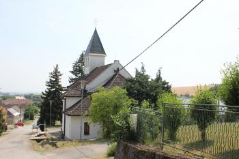 Pohled na kostel od fary (© Luděk Vláčil  07/2023)