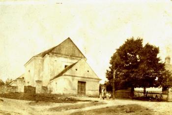 Původní barokní kostel před demolicí a fara vpravo (©zdroj:https://www.strani.cz/historie-farnosti/)