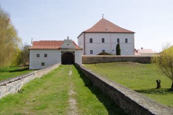 Čelní pohled na tvrz z přístupového mostu (© Lukáš Pechánek, 04/2010)