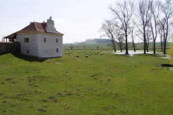 Vodní příkop (© Lukáš Pechánek, 04/2010)