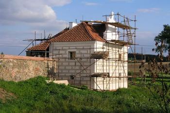 Probíhající rekonstrukce ( © Roman Řezáč 08/2004)