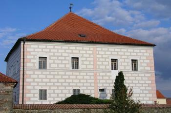 Zástavba tvrze ( © Roman Řezáč 08/2004)