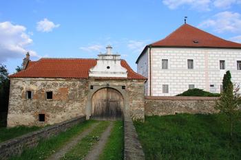 Pohled z mostu na vstupní stavení ( © Roman Řezáč 08/2004)