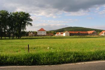 Celkový pohled na tvrz a přiléhající dvůr ( © Roman Řezáč 08/2004)