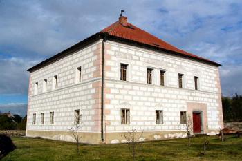 hlavní budova od jihovýchodu ( © Pavel Zany Komárek 25/9/2004)