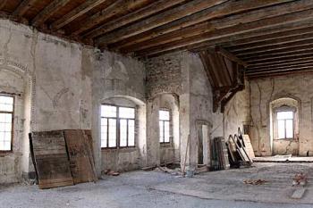 velká síň prvního patra se schodištěm z přízemí ( © Pavel Zany Komárek 25/9/2004)