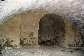 sklep pod hlavní budovou ( © Pavel Zany Komárek 25/9/2004)