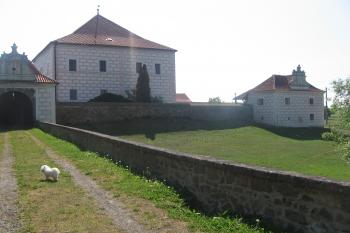 pohled od jihu ze vstupního mostu na hlavní rezidenci a pravé boční stavení (© Jaroslav Špiroch, 05/2018)