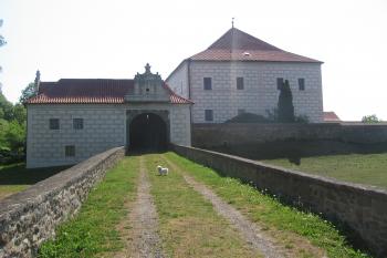 pohled od jihu ze vstupního mostu na hlavní rezidenci a levé boční stavení s hlavním vjezdem (© Jaroslav Špiroch, 05/2018)