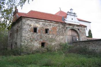 vstupní brána s vpadlinou padacího mostu (© 2003 Jiří Čížek)