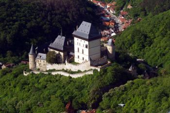 Karlštejn - Letecký snímek ( © Radovan Smokoň 05/2006)