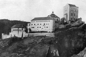 hrad před novogotickou přestavbou ( © foto Karel Bellmann, 1885 (in Z. Wirth: Vývoj zásad a prakse ochrany památek v období 1800-1950, Umění, roč. V, č. 2, Nakladatelství ČSAV, Praha 1957))