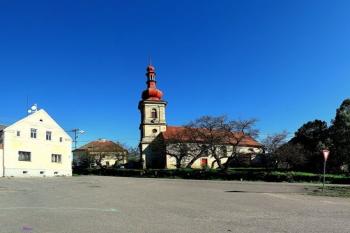 Číhaná-kostel (© Jana Sůvová  05/2013)