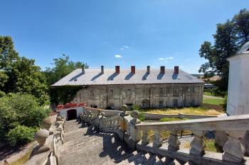 Pohled na severní průčelí z terasy poutního kostela (© Adam Šebesta 07/2023)